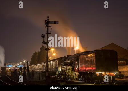 Kidderminster, UK, le 24 novembre, 2019. Le toujours populaire une tornade1 locomotive à vapeur (60163) jusqu'à crochets voitures vintage pour son dernier service passagers en Bridgnorth avant de quitter le Severn Valley Railway. Après son troisième week-end à Severn Valley Railway et attirer les foules, l'équipage de tornade préparer le moteur sous l'éclairage pour son dernier voyage de la soirée au cours de cette visite spéciale. Hudson Lee Crédit/Alamy Live News Banque D'Images