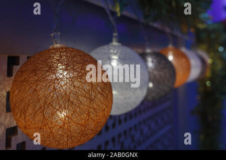 Guirlande de noël orange brillant, gris, blanc à boules noir. Décoration ornement Banque D'Images