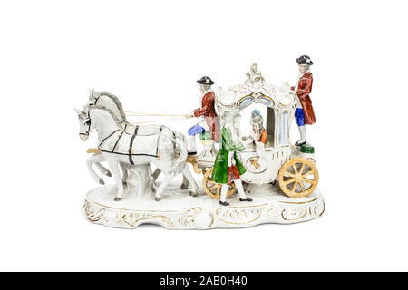 Figurines en porcelaine de transport de chevaux sur fond blanc (avec chemin de détourage). Banque D'Images