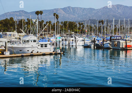 La plupart des voiliers amarrés au port de plaisance dans le port de Santa Barbara avec une vue éloignée sur les montagnes de Santa Ynez et foothills à Santa Barbara, CA Banque D'Images