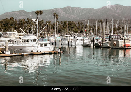 La plupart des voiliers amarrés au port de plaisance dans le port de Santa Barbara avec une vue éloignée sur les montagnes de Santa Ynez et foothills à Santa Barbara, CA Banque D'Images