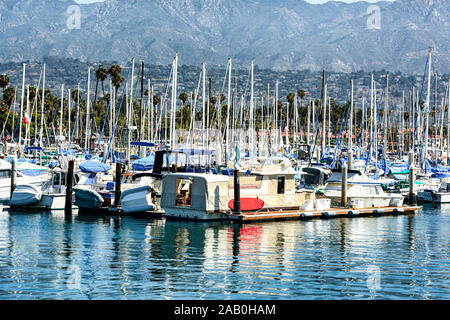 La plupart des voiliers amarrés au port de plaisance dans le port de Santa Barbara avec une vue éloignée sur les montagnes de Santa Ynez et foothills à Santa Barbara, CA Banque D'Images