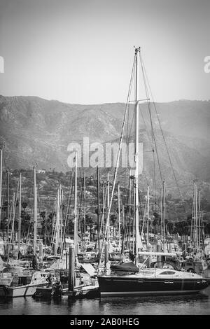La plupart des voiliers amarrés au port de plaisance dans le port de Santa Barbara avec une vue éloignée sur les montagnes de Santa Ynez et foothills à Santa Barbara, CA Banque D'Images