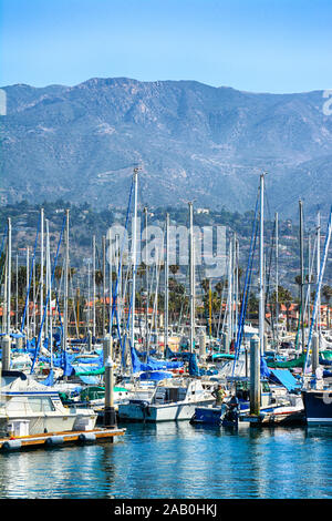La plupart des voiliers amarrés au port de plaisance dans le port de Santa Barbara avec une vue éloignée sur les montagnes de Santa Ynez et foothills à Santa Barbara, CA Banque D'Images
