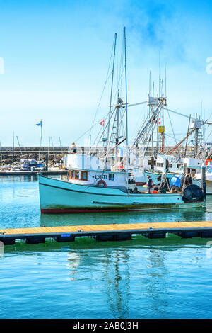 Un bateau de pêche commercial lance des quais de la marina dans le port de Santa Barbara, en Californie du Sud, Banque D'Images