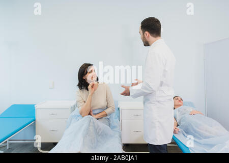 Rencontre avec femme médecin in Hospital Room Banque D'Images