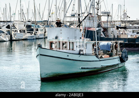 Un bateau de pêche commercial lance des quais de la marina dans le port de Santa Barbara, en Californie du Sud Banque D'Images