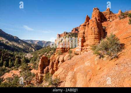 Tours de Red Rock, ou des cheminées, se tenir au-dessus d'une petite vallée près de Brian Head, Utah. La région est à proximité de Bryce Canyon et Cedar Breaks. Banque D'Images