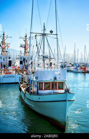 Un bateau de pêche commercial lance des quais de la marina dans le port de Santa Barbara, en Californie du Sud Banque D'Images