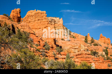 De hautes falaises de grès rouge et orange dans le sud de l'Utah désert près de Parc National de Bryce Canyon. Banque D'Images