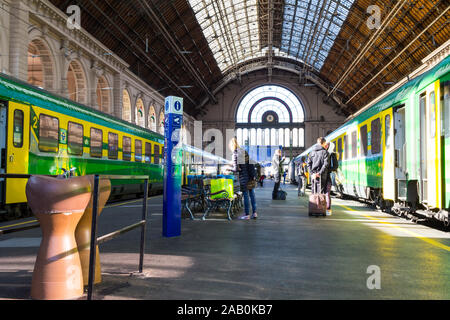 Les trains GYSEV et les passagers de la gare Keleti Palyaudvar construite en 1884, Budapest, Hongrie Banque D'Images