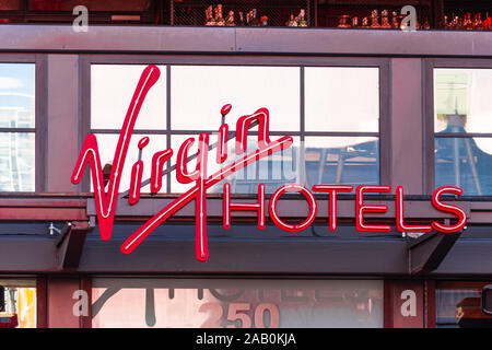 Nov 17, 2019 San Francisco / CA / USA - Virgin Hotels signe au-dessus de l'entrée de l'hôtel de San Francisco, situé près de Yerba Buena Gardens Banque D'Images