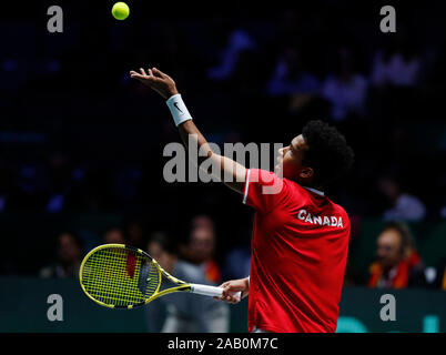 Félix Auger-Aliassime du Canada sert contre Roberto Bautista Agut d'Espagne pendant la journée 7 de la Coupe Davis 2019 à la Caja Magica de Madrid. Banque D'Images