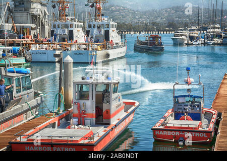 Le port de deux bateaux de patrouille amarré le long avec la Garde côtière des États-Unis les navires, voiliers et yachts dans la marina au Port de Santa Barbara, avec le Santa Barbara Banque D'Images