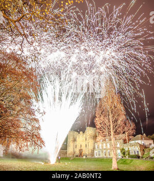 D'artifice Château De Tonbridge, Kent, Royaume-Uni,. 24 novembre 2019. éclairés à l'artifice pour marquer l'allumage des lumières de Noël. Banque D'Images