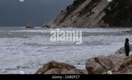 Ancona - Italie - 25 novembre 2019 - Vague surf au cours d'une tempête à l'automne en sirocco Portonovo bay Banque D'Images