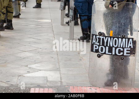 La police antiémeute grecque - astynomia tenant son bouclier en place Syntagma. Banque D'Images