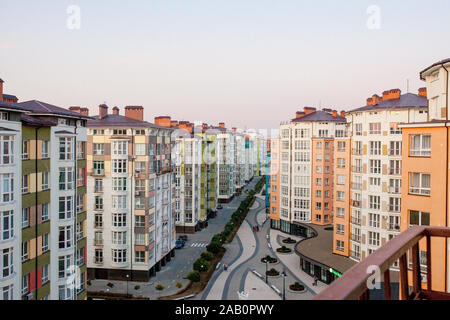 Ivano-Frankivsk, Ukraine, 26 août 2019 : de nouvelles zones résidentielles d'Ivano-Frankivsk avec des bâtiments à plusieurs étages et des rues. Banque D'Images