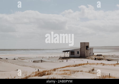 Maison blanche située dans la plage de Cabo Polonio à proximité Vers l'océan Atlantique Banque D'Images