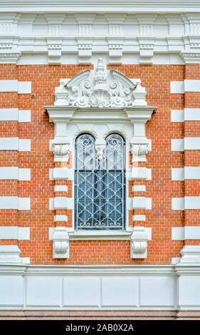 Close-up de l'antique vintage arch fenêtre avec deorative fonte peint blanc antique blanc lattice et modèles en plâtre Banque D'Images