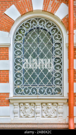 Close-up de l'antique vintage arch fenêtre avec deorative fonte peint blanc antique blanc lattice et modèles en plâtre Banque D'Images