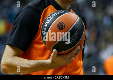 Berlin, Allemagne, 04 Octobre 2019 : un arbitre tient le ballon panier officiel lors d'un match entre l'EuroLeague Alba Berlin et Zenit St Petersburg Banque D'Images