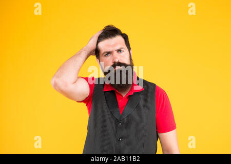 Intéressé par mes cheveux et mon salon de coiffure. Homme barbu touch les cheveux. Sourire Hipster avec élégant cheveux barbe et moustache. Guy brutal avec visage cheveux non rasé. Un barbier. Salon de coiffure. Banque D'Images