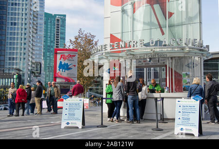 Vancouver, Canada - le 20 septembre 2019 : Les gens achètent les billets de du centre touristique près de la Place du Canada, à Vancouver. Banque D'Images