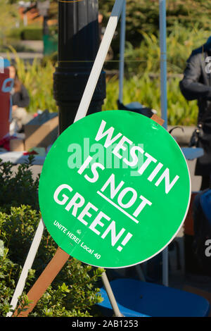 Vancouver, Canada - septembre 27,2019 : Vue de signer 'Westin n'est pas vert" sur Cardero Street en face de l'hôtel Westin. Hôtel surprenant bloc travailleurs str Banque D'Images