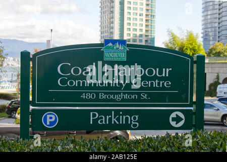 Vancouver, Canada - le 27 septembre 2019 : signe de 'Coal Harbour Centre Communautaire' sur la rue Broughton à Vancouver. Parking disponible. Banque D'Images
