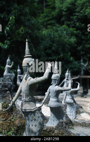 Statues en pierre ancienne dans le Bouddhisme Secret jardin magique, Koh Samui, Thaïlande. Banque D'Images