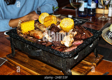 Barbecue argentin traditionnel. La viande grillée pour les grands rassemblements et les fêtes de famille. Les mélanges de viandes Barbecue grill de style argentin. Argentin Banque D'Images