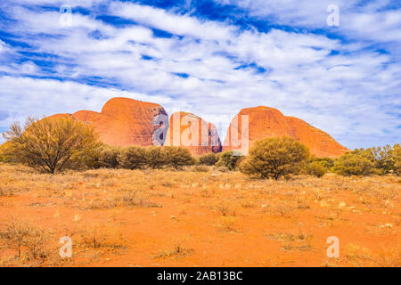 Les formations de nuages unique sur les Olgas, connu sous le nom de Kata Tjuta dans l'arrière-pays australien Banque D'Images