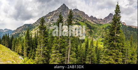 North Cascades National Park est une région éloignée, sauvage et dans la chaîne de montagnes du nord des Cascades du nord de l'état de Washington. Banque D'Images