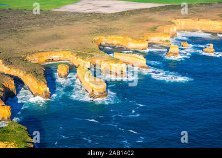 Vue aérienne de la Razorback et Tom et Eva (Island) au sein de l'Archway Douze Apôtres Marine Park, Victoria, Australie Banque D'Images