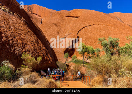 Uluru, dans le Territoire du Nord, Australie - 18 Sep 19 : La marche de Mala Mala va de la Gorge de Kantju de parking le long de la base d'Uluru (Ayres Rock). Banque D'Images