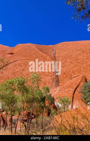 Uluru, dans le Territoire du Nord, Australie - 18 Sep 19 : La marche de Mala Mala va de la Gorge de Kantju de parking le long de la base d'Uluru (Ayres Rock). Banque D'Images