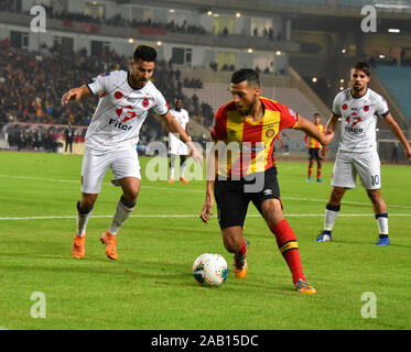 Rades, Tunisie. 23 Nov, 2019. Anice badri et Zakarea Lahlali en action au cours de l'Arabe Championnat du Club match de football entre le Maroc Masafi et tunisien Esperance sportive au stade de rades.(score final : 4:2 Maroc Masafi Esperance sportive tunisienne, pénalités) Credit : SOPA/Alamy Images Limited Live News Banque D'Images