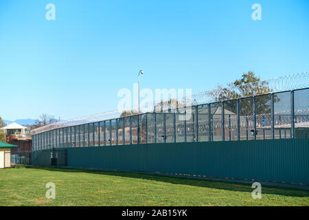 Centre correctionnel de Tamworth clôture avec treillis d'acier surmontées de barbelé. NSW Australie. Banque D'Images