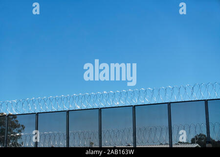 Sur le fil du rasoir brillait au soleil d'hiver à la prison de Tamworth NSW Australie. Banque D'Images