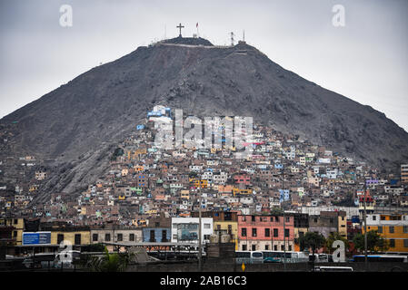 Lima, Pérou - Nov 19, 2019 : bâtiments colorés sur les pentes du Cerro San Cristobal, Rimac Banque D'Images