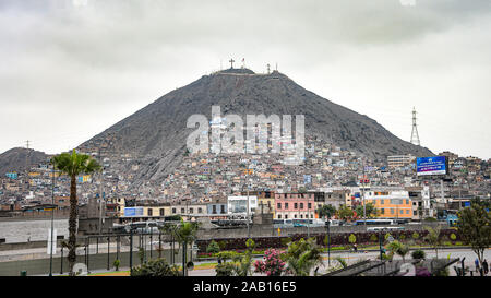 Lima, Pérou - Nov 19, 2019 : bâtiments colorés sur les pentes du Cerro San Cristobal, Rimac Banque D'Images