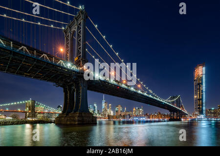 Vue de nuit sur le Manhattan Bridge à partir de la rue principale de Brooklyn Park avec des gratte-ciel de Manhattan en arrière-plan. New York, NY, USA Banque D'Images
