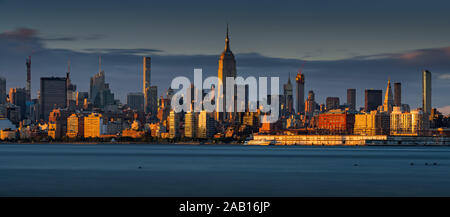 Soleil panoramique de Manhattan skyline et le Village de l'ouest de la rivière Hudson. New York, NY, USA Banque D'Images