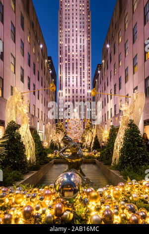Décorations de Noël du Rockefeller Center Plaza avec l'arbre de Noël et de lumières de Noël. Cinquième Avenue, Manhattan, New York City, NY Banque D'Images