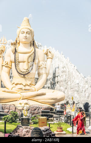 Bengaluru Shivoham temple de Shiva, Shiva l'un, Ganesh indien, les hindous en tourisme photos selfies, vêtu de vêtements colorés locaux Banque D'Images