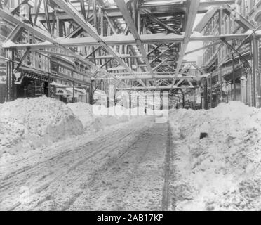 La ville de New York. Tempête de 1888 : Fulton Street en direction de ferry après le labour Banque D'Images