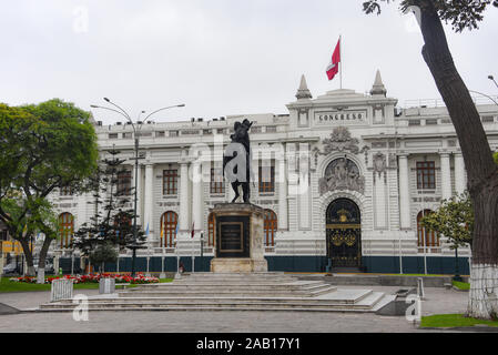 Lima, Pérou - Nov 19, 2019 : la façade extérieure du bâtiment du Congrès National du Pérou Banque D'Images