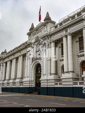 Lima, Pérou - Nov 19, 2019 : la façade extérieure du bâtiment du Congrès National du Pérou Banque D'Images