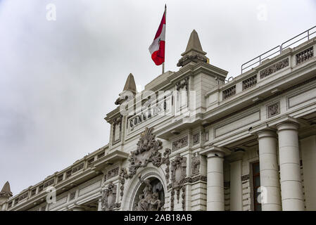 Lima, Pérou - Nov 19, 2019 : la façade extérieure du bâtiment du Congrès National du Pérou Banque D'Images